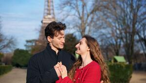 Ein Paar hält sich verliebt die Hände und schauen sich an.