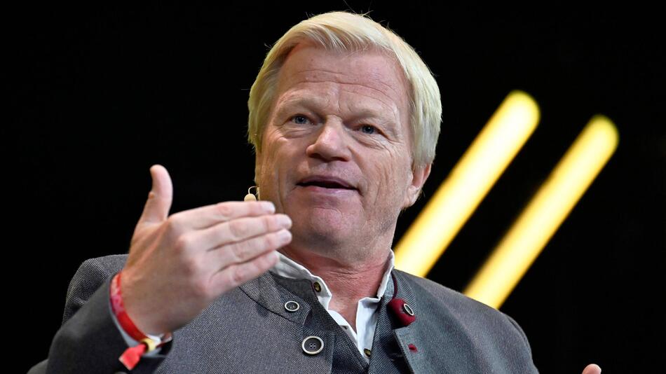 Oliver Kahn während einer Podiumsdiskussion