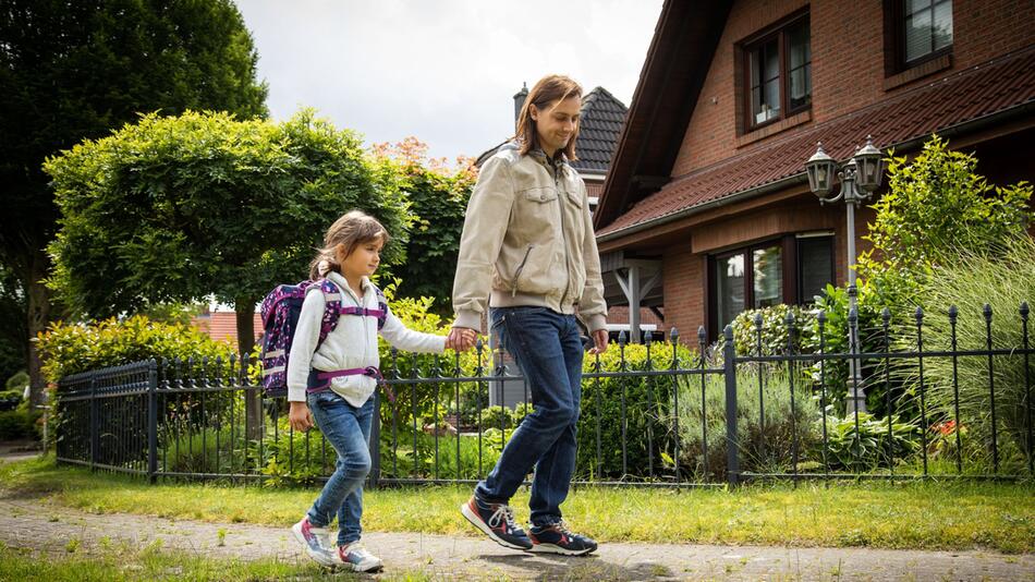 Vater und Tochter üben den Schulweg