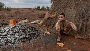 Ein Junge neben einem Haufen Mica