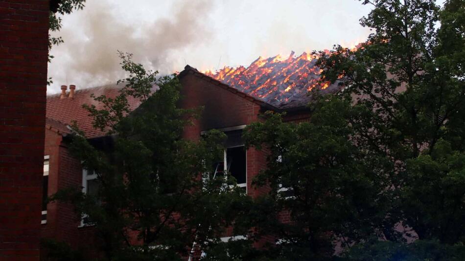 Dachstuhlbrand in Krankenhaus: Mindestens 34 Verletzte