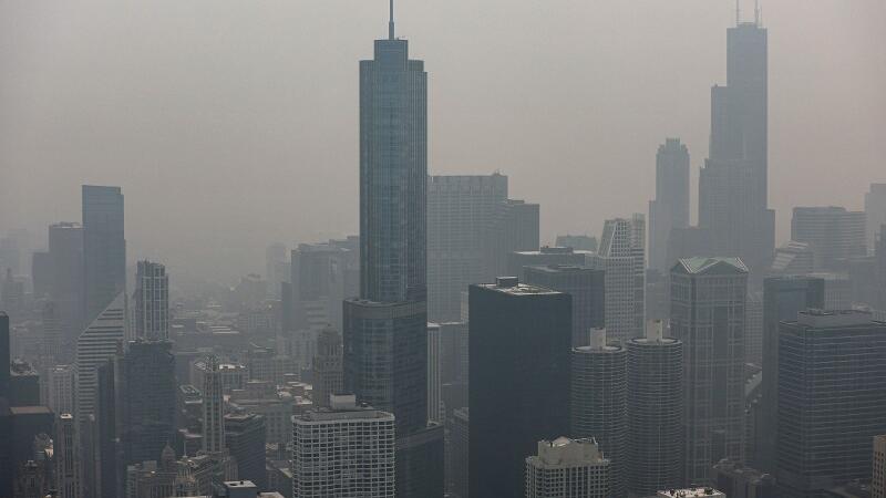 Die Skyline von Chicago ist in einem Rauchschleier eingehüllt.
