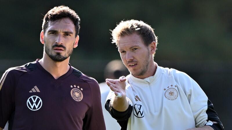 Mats Hummels bekommt Anweisungen von Julian Nagelsmann.