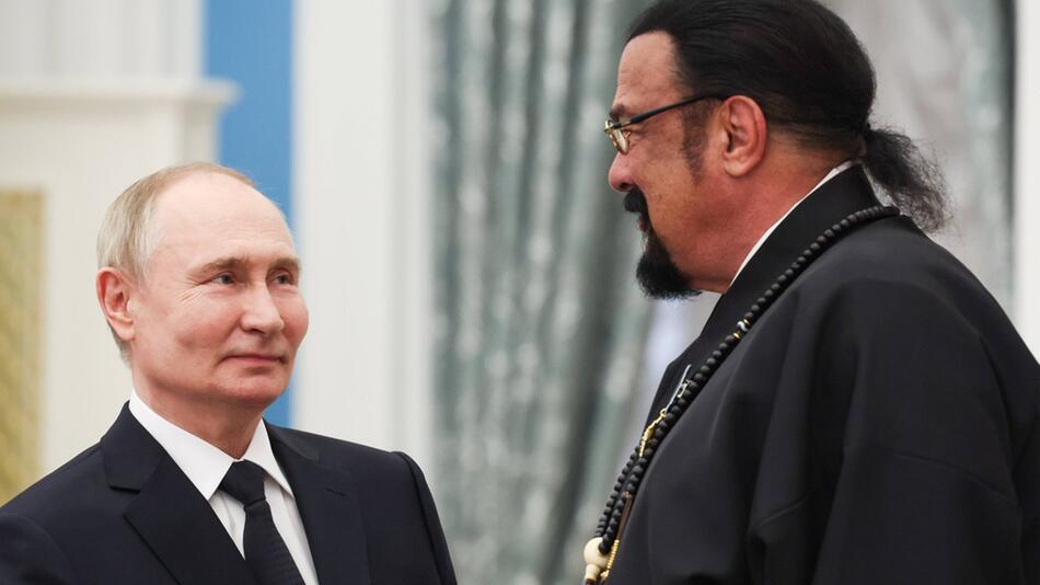 Wladimir Putin ehrte Steven Seagal in Moskau.