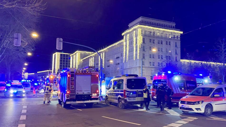 Auto fährt in Menschenmenge auf Magdeburger Weihnachtsmarkt