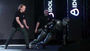 Russischer KI-Roboter kippt auf der Bühne um.