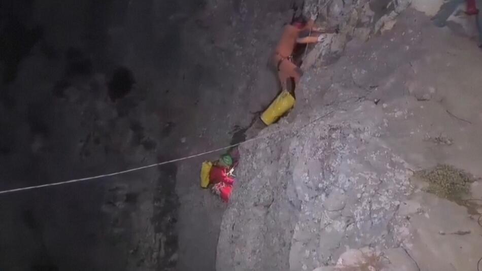 Ein internationales Team von Rettern in der Morca-Höhle in der Türkei