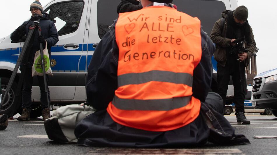 Letzte Generation blockiert Straße des 17. Juni