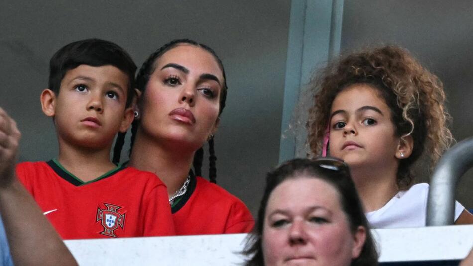 Georgina Rodríguez verfolgte Portugals Spiel gegen Georgien von der Tribüne.