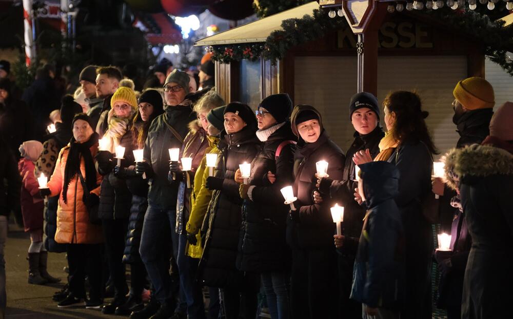 Weihnachtsmarkt- Anschlag - Menschenkette zum Gedenken