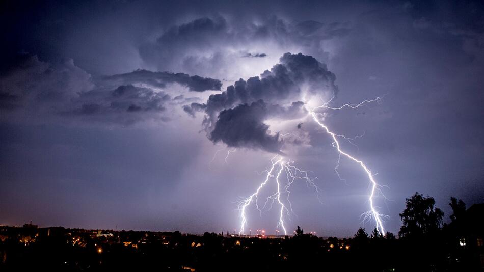 Blitze sind am Himmel bei Görlitz zu sehen