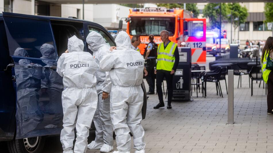 Frau in Einkaufszentrum niedergestochen und angezündet