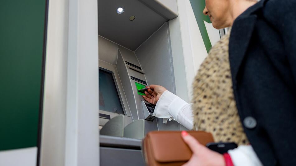 Geld abgehoben? Wenn danach etwas Ungewöhnliches passiert, ist Vorsicht geboten