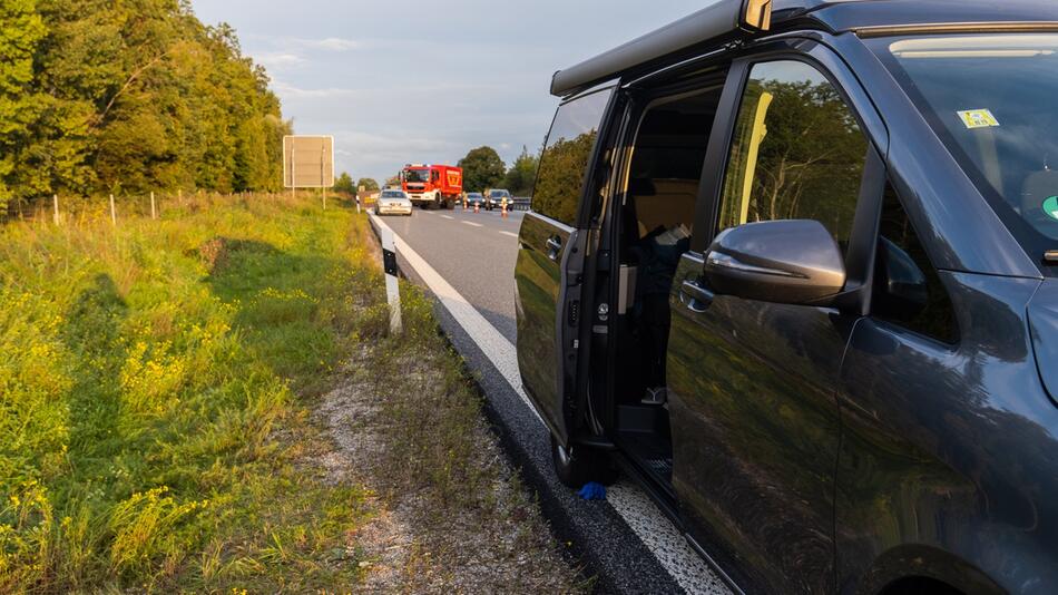 Frau stirbt bei Sturz aus Auto