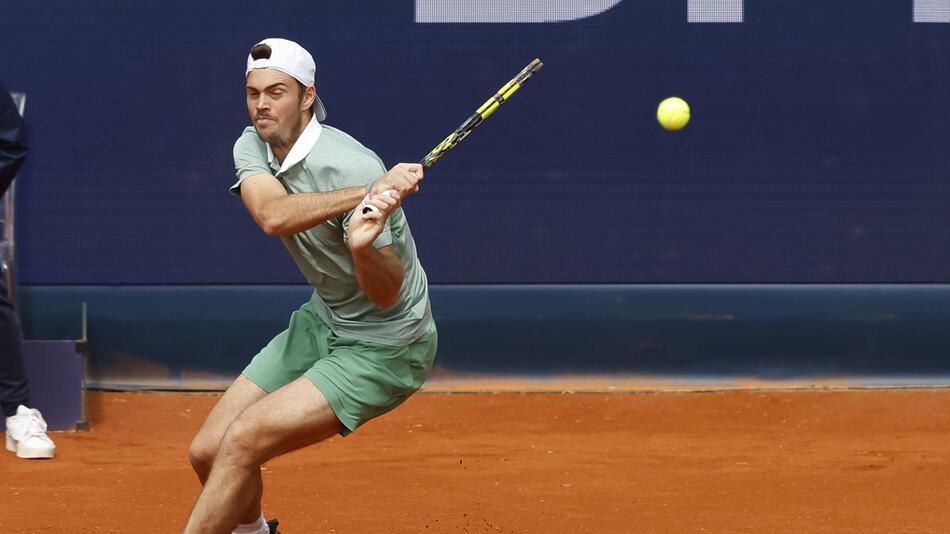 Maximilian Marterer spielt gegen Felix Auger-Aliassime eine beidhändige Rückhand