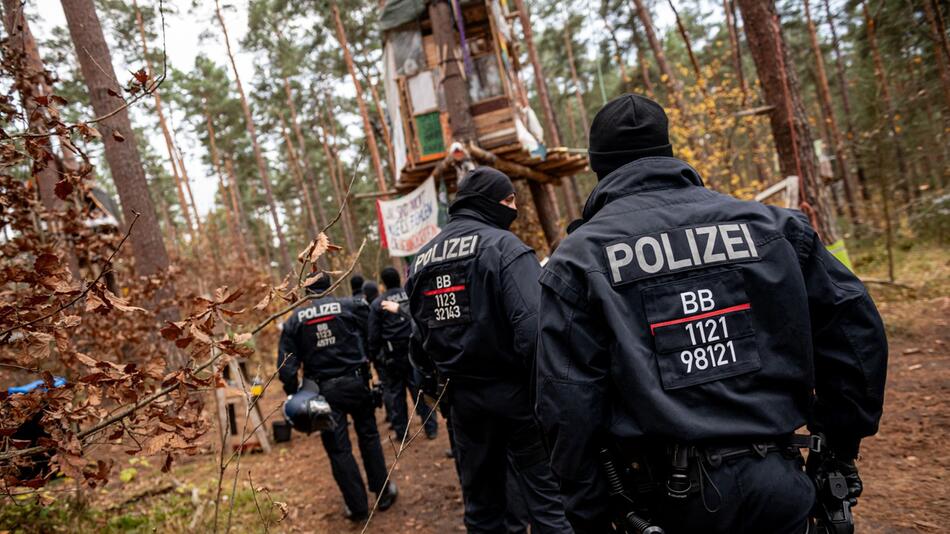 Polizei-Einsatz im Tesla-Protestcamp in Grünheide