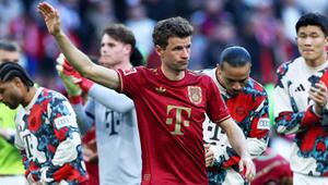 Die geknickten Bayern-Spieler um Thomas Müller (Mitte) bedanken sich nach dem 2:3 bei ihren Fans.