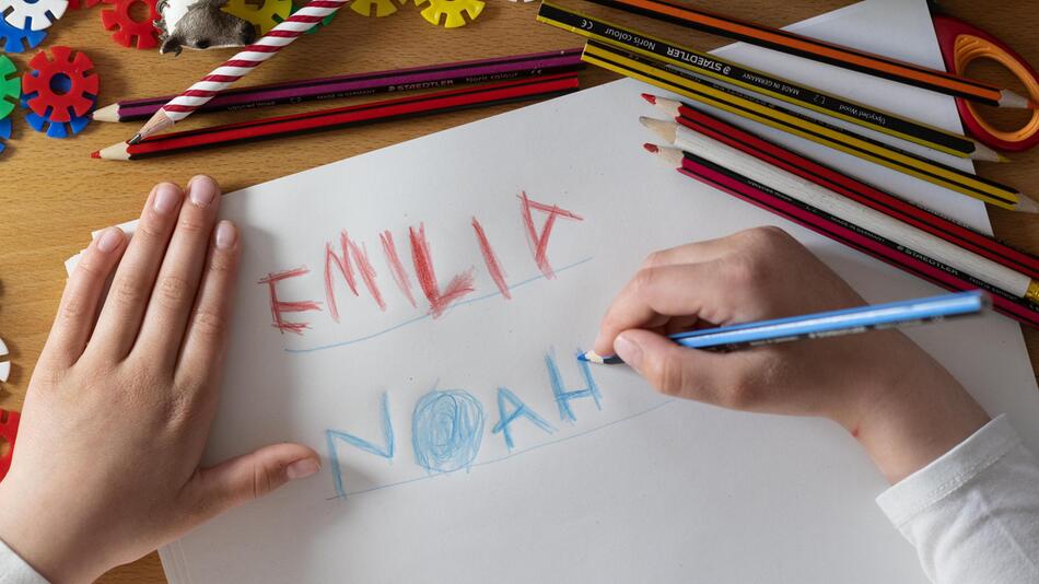 Die Namen Emilia und Noah auf einem Blatt geschrieben