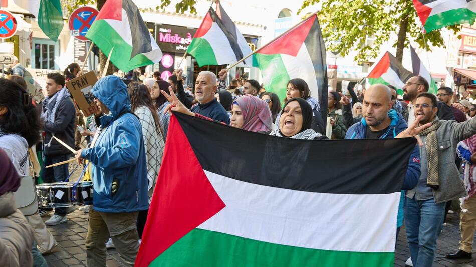 Anhänger Israels und Palästinas gehen auf die Straße