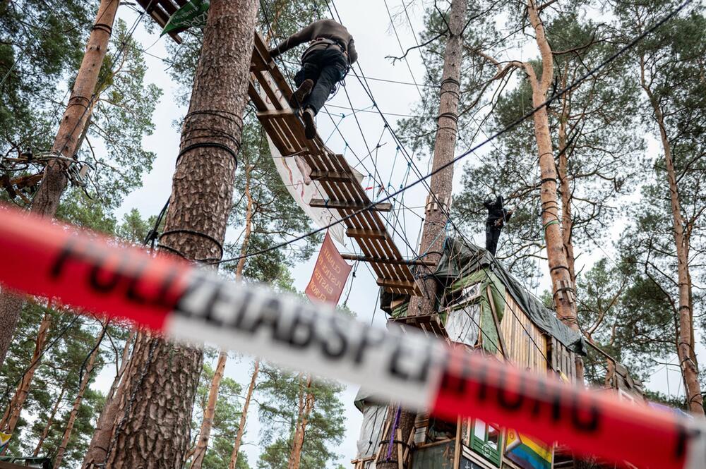 Polizei-Einsatz im Tesla-Protestcamp in Grünheide