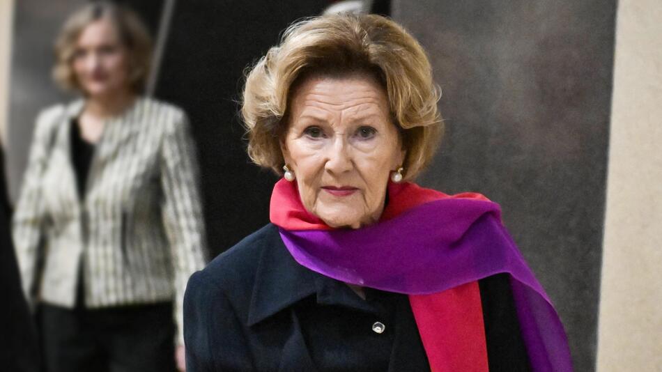 Königin Sonja von Norwegen musste wegen Atemnot in ein Krankenhaus transportiert werden.