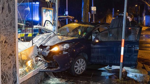 Mann kracht mit Auto in Bäckerei