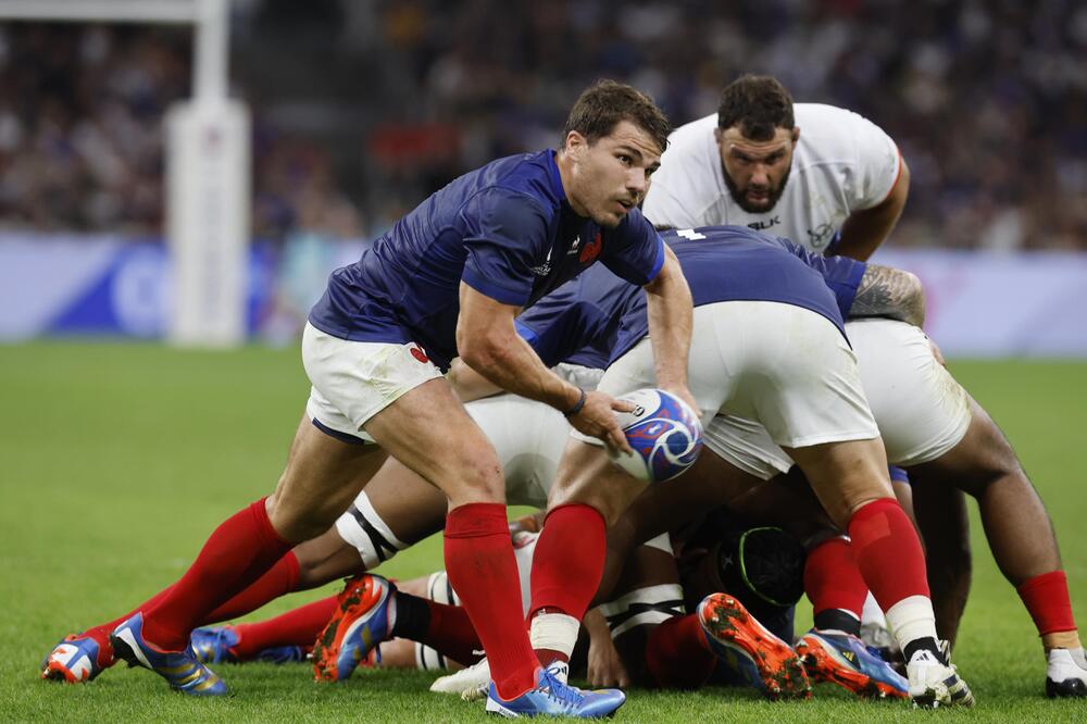 Frankreichs Rugby-Nationalspieler Antoine Dupont passt im WM-Spiel gegen Namibia