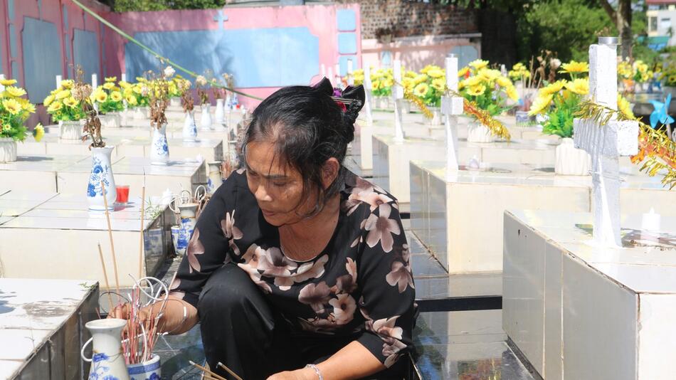 Auf einem Friedhof für abgetriebene Föten in Vietnam