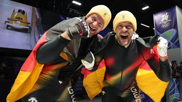 Johannes Lochner und Anschieber Georg Fleischhauer feiern ihren Olympiasieg.