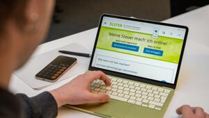 Ein Mann nutzt "Mein Elster" auf einem Laptop