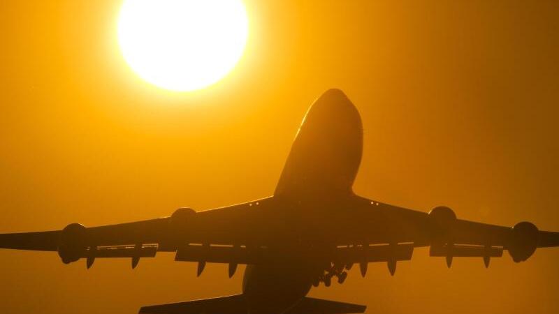 Flugzeug am Abendhimmel