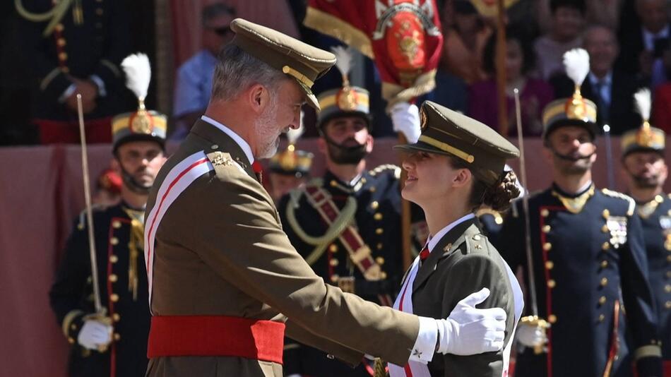 Ein stolzer Vater ehrt seine Tochter: König Felipe von Spanien und Tochter Leonor