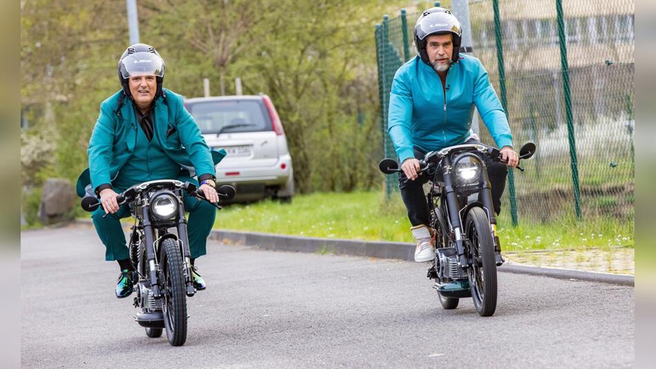 Bleifuß vor dem E-Bike-Deal: Ralf Dümmel und Nils Glagau (r.).