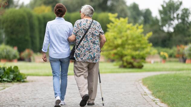 Mutter Tochter Spaziergang