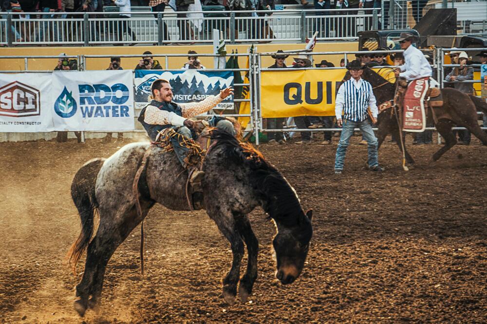 Bei einem Rodeo bewiesen Cowboys ihr Können.