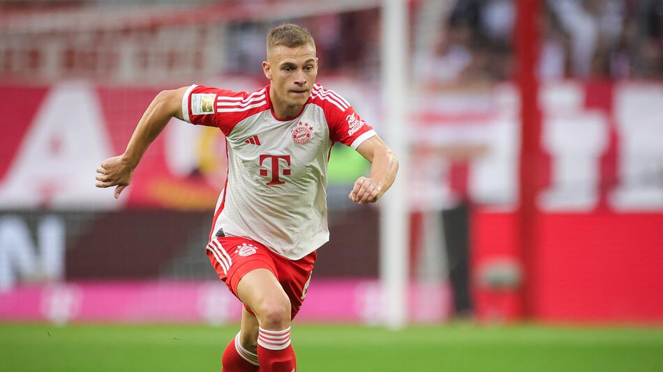 Bayern Münchens Joshua Kimmich treibt den Ball im Spiel gegen den SC Freiburg