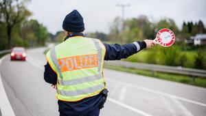 Ein Polizist winkt ein Fahrzeug aus dem Verkehr.