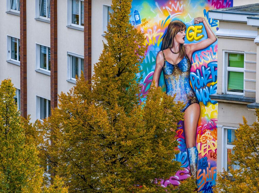 Taylor-Swift-Graffiti meterhoch an Hauswand gesprüht