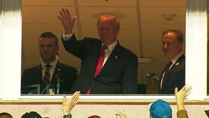 US-Präsident nicht mehr zu verstehen: Trump wird beim NFL-Spiel bejubelt und ausgebuht