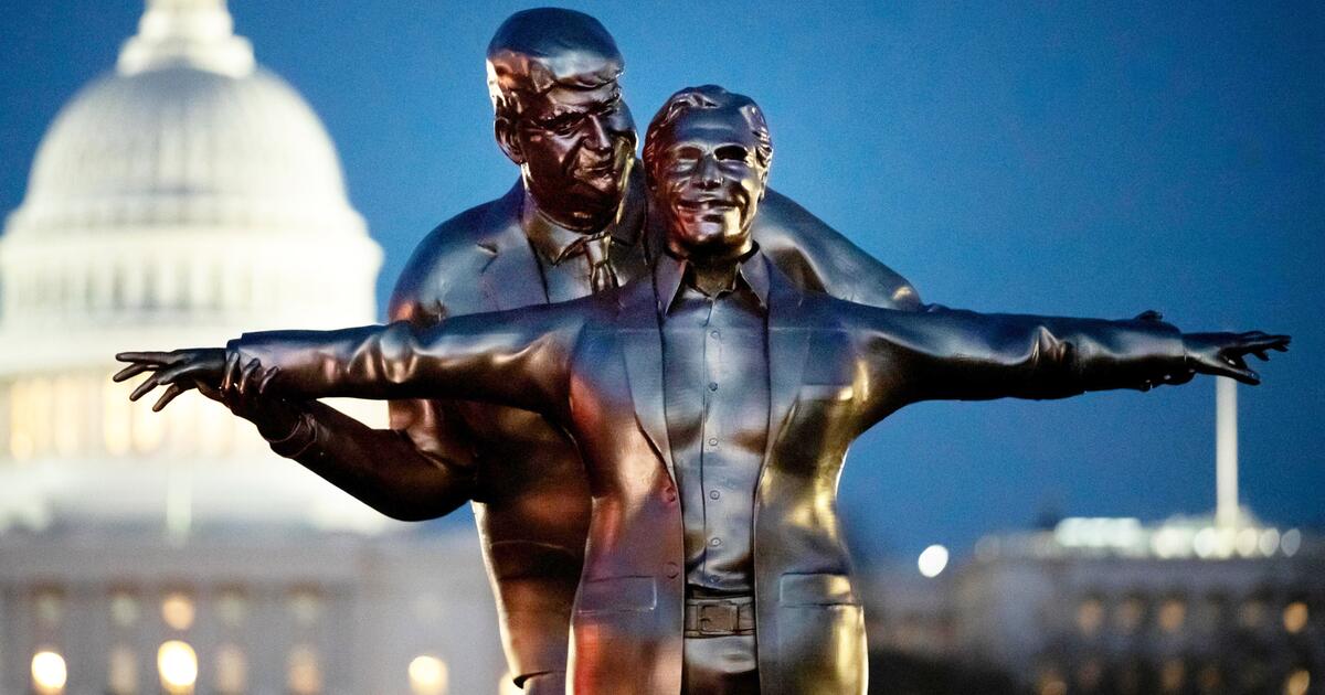 "Titanic"-Statue von Trump und Epstein sorgt für Aufsehen