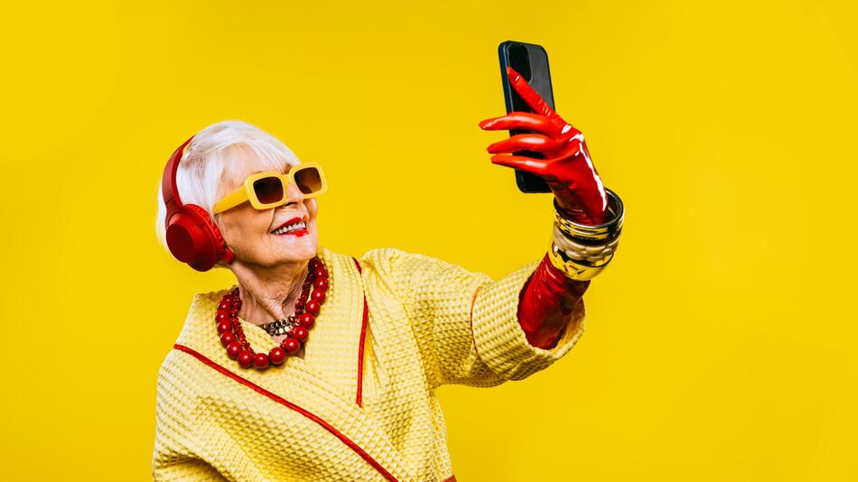 Seniorin macht Selfie in kreativem Outfit