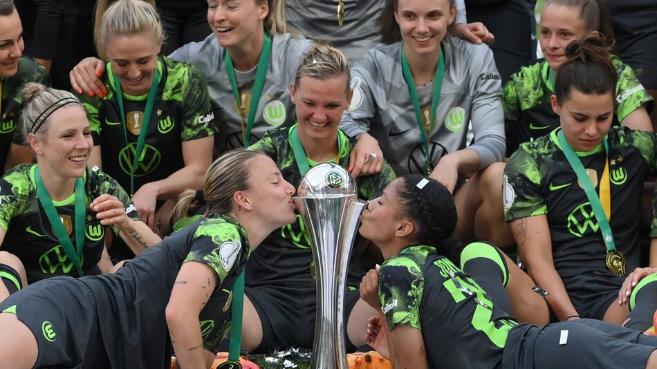 Seriensieger Wolfsburg beim Gewinn des DFB-Pokals.