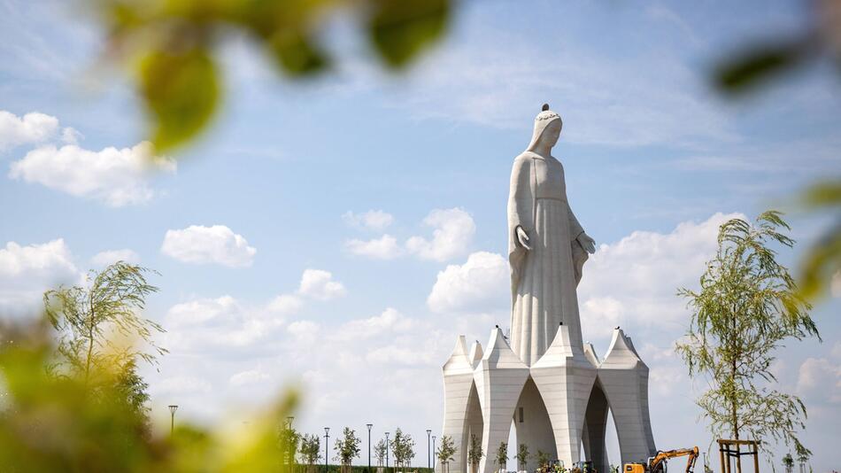 Kleines Dorf bekommt riesige Marienstatue