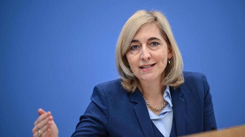 Warken verteidigt Sparpläne zur Pflegeversicherung