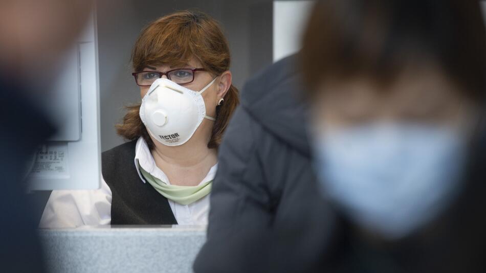 Flugpassagiere mit Mundschutzmasken