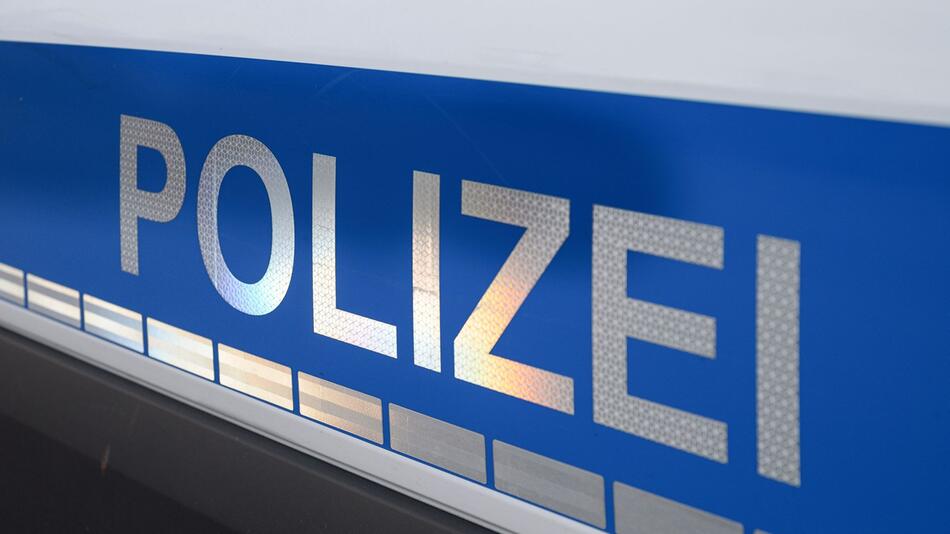 Der Polizei-Schriftzug auf einem Einsatzwagen.