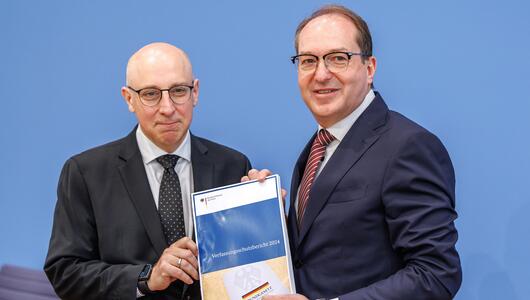 Dobrindt und Selen stellen den Verfassungsschutzbericht vor.