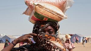 Eine Frau trägt Säcke auf dem Kopf