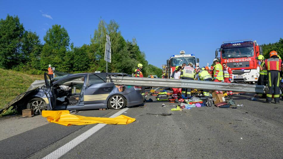 Leitplanke durchbohrt Auto: Zwei Deutsche in Österreich tot