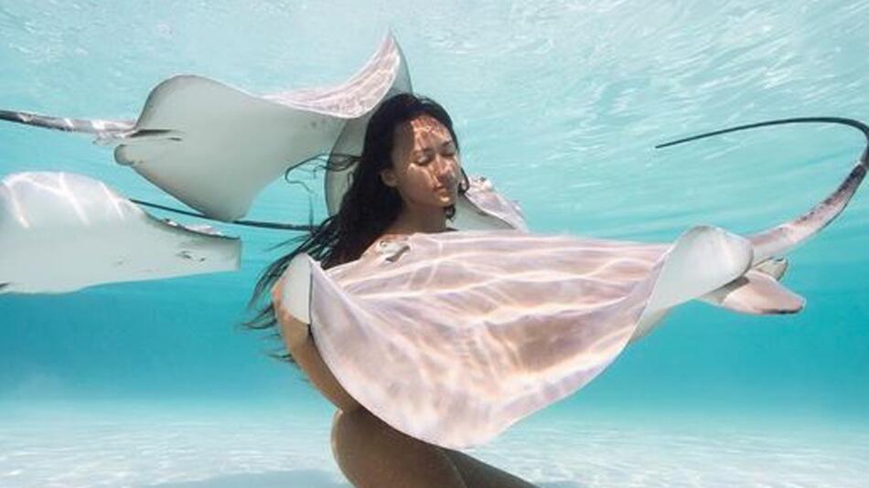 "Stingray-Queen": Dieses Model schwimmt nackt mit Rochen.